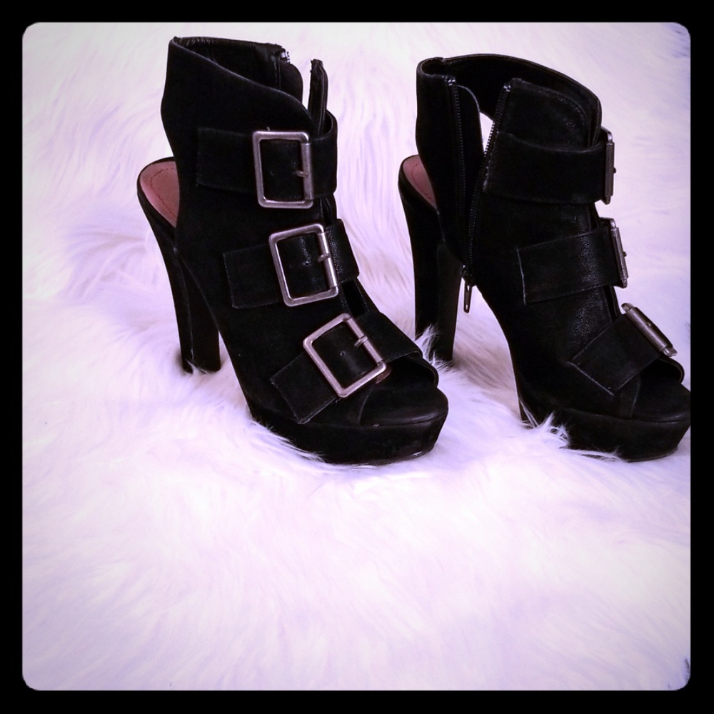 Chunky heel with buckles